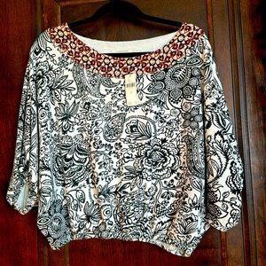 NWT - ANTHROPOLOGIE Batwing Sleeves Top blank & white print w/ pale red accents
